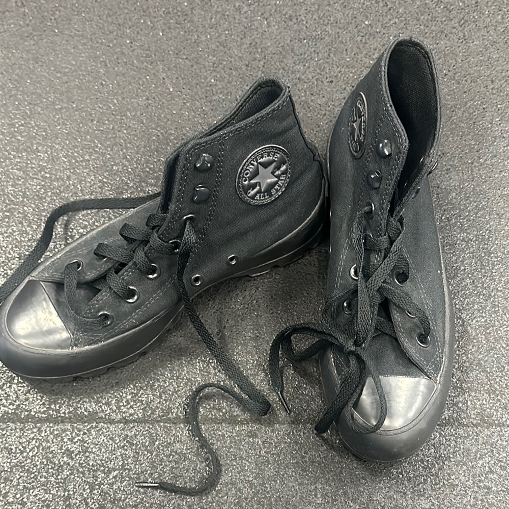 Converse Black High-Top Sneakers Classic Canvas Design